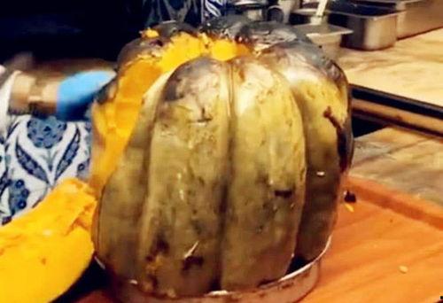 塔大五食堂吃瓜,瓜果飘香，美食盛宴一网打尽