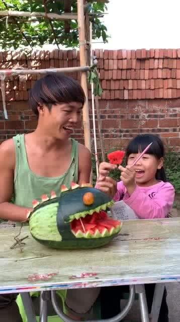 妹妹吃哥哥的瓜,揭秘妹妹吃哥哥“瓜”背后的温馨故事