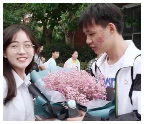 吃高考送花女孩瓜,揭秘校园里的温馨一幕