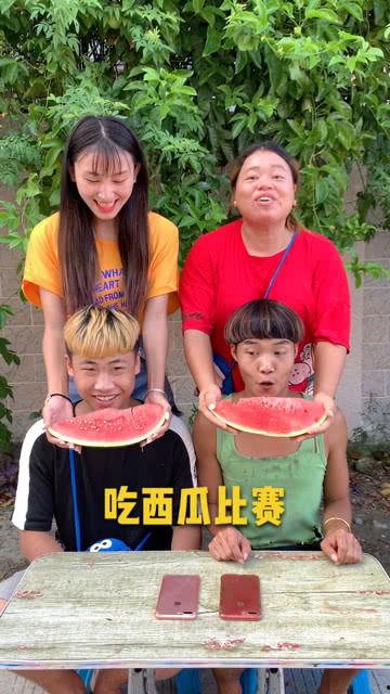 双胞胎兄弟吃瓜比赛,谁将笑到最后？