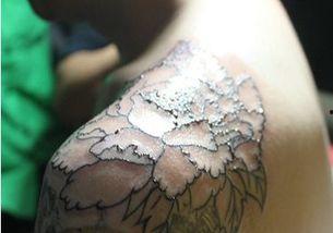 纹身现场吃瓜
