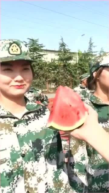 女子吃小瓜,女子们的美味探索之旅