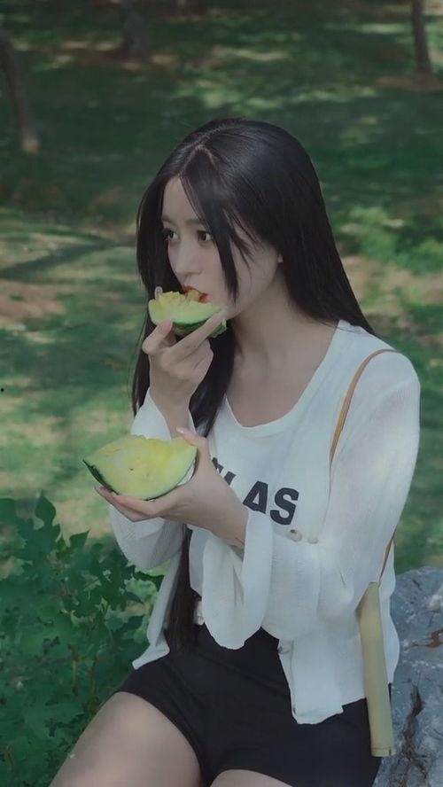 美女各种吃瓜,一场视觉与味蕾的盛宴