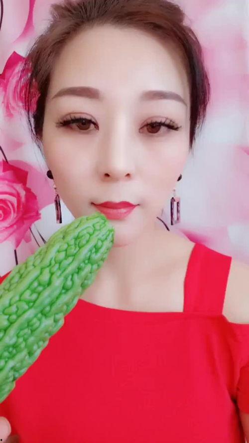 美女各种吃瓜,一场视觉与味蕾的盛宴