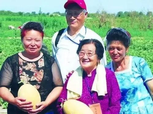 冯毛同学吃瓜,揭秘校园里的“瓜田”趣事