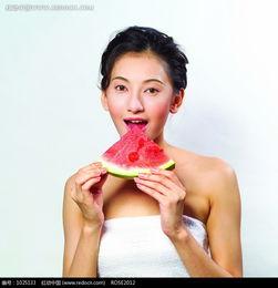 美女回家吃瓜图片大全,美女回家吃瓜瞬间，捕捉生活趣味瞬间